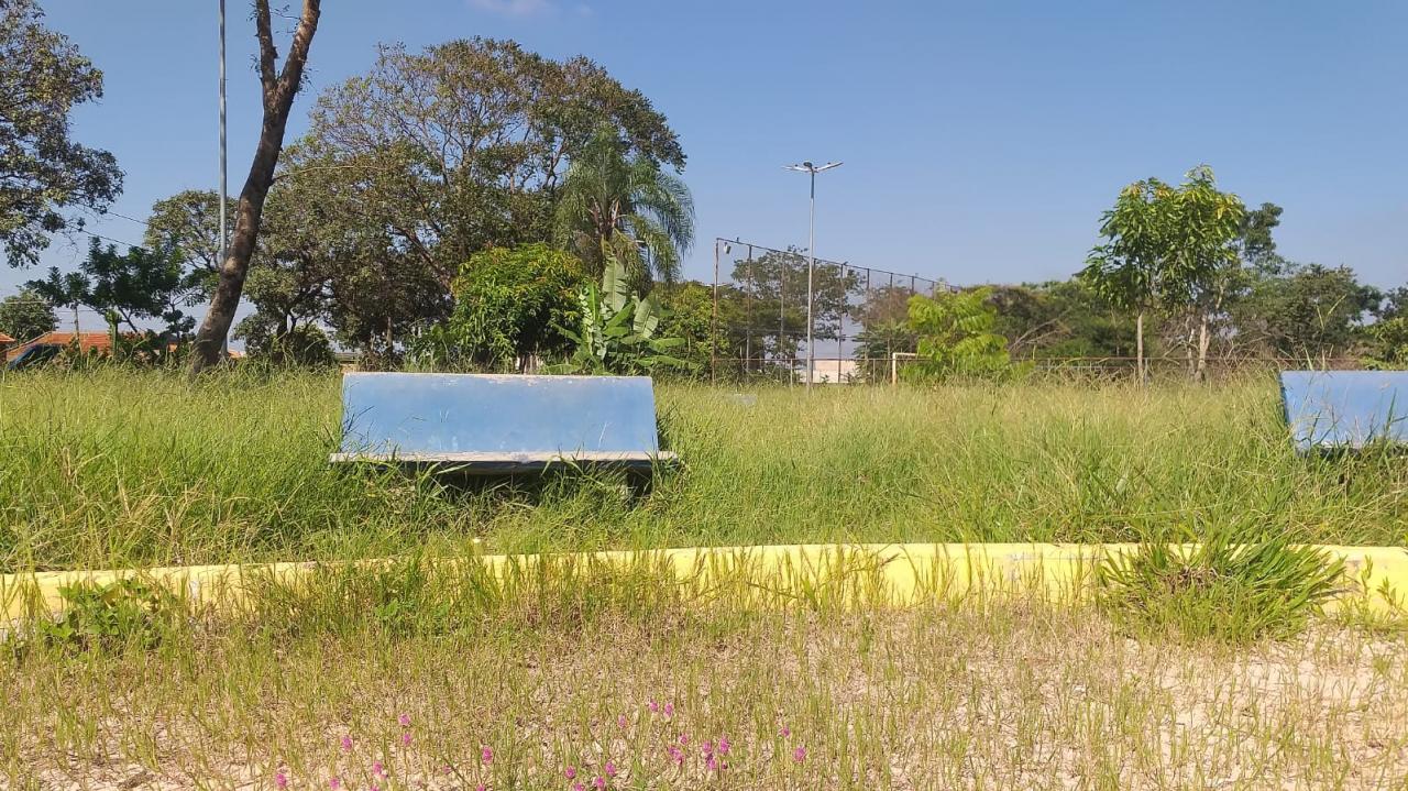 Foto 9 de 21 — Mato toma conta de praça no Maria Luiza; Prefeitura não tem prazo para zeladoria no bairro